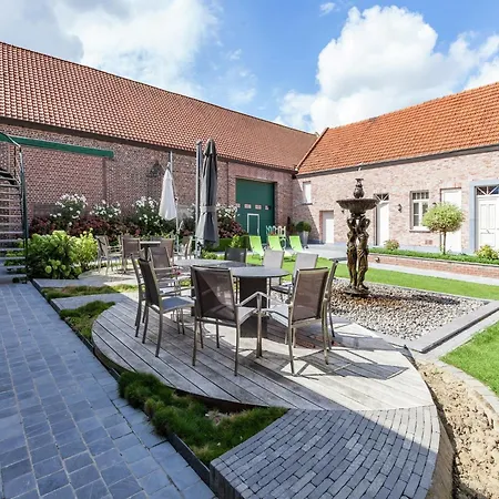 Large Overlooking The Sunny Courtyard With Fountain * Le Bizet