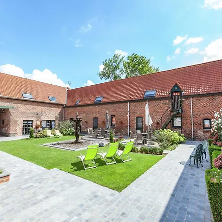 Large Overlooking The Sunny Courtyard With Fountain بيت للعطل Le Bizet