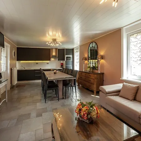 Dom wakacyjny Large Overlooking The Sunny Courtyard With Fountain