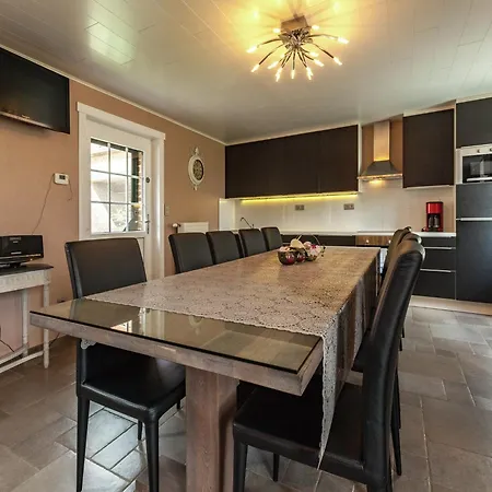 Dom wakacyjny Large Overlooking The Sunny Courtyard With Fountain *