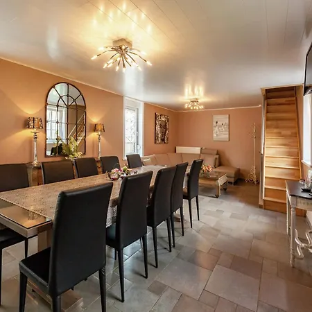 Large Overlooking The Sunny Courtyard With Fountain Ferienhaus Le Bizet